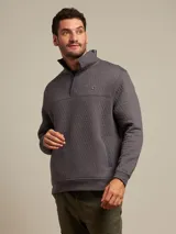Sweater gris con cuello alto abotonado y diseño acolchado.