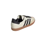 Championes Adidas Samba OG en color blanco crema, con las clásicas tres tiras laterales en negro, puntera de gamuza en tono tostado y suela de goma de estilo retro.