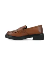 Mocasines de cuero color marrón tostado, con detalle de flecos y empeine estructurado. Poseen suela gruesa y tacón bajo en color negro.