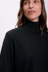 Polera negra de cuello alto y manga larga, confeccionada en tejido de punto.