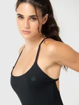 Enterito corto deportivo de ajuste al cuerpo, con tirantes finos y espalda cruzada. Confeccionado en tejido con tecnología Aloe Vera.