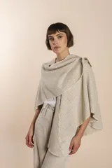 Ruana corta de lana color marrón con terminación de crochet hecho a mano. Prenda cómoda, versátil y fácil de combinar.