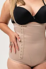 Faja abdominal negra de alta contención, con refuerzo frontal, ganchos reforzados laterales, breteles desmontables regulables y broches en la entrepierna.