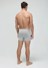 Pack de dos calzoncillos bóxer largos, uno negro y otro azul marino, confeccionados en algodón y elastano, con elástico personalizado en la cintura.