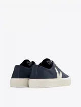Zapatillas Veja modelo Wata II Low, color azul marino con logo lateral en blanco y suela de goma color crema. Fabricadas con materiales reciclados y algodón orgánico.