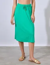 Falda midi gris de modal, con pretina ancha elastizada y lazo de ajuste.