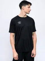 Remera de entrenamiento Umbro de manga corta, color negro, con cuello redondo y logo de la marca estampado en el pecho.