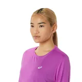 Remera de running Asics de mujer, color violeta, de manga larga y tejido de punto con tecnología de secado rápido. Presenta la frase japonesa Katakana estampada en las mangas.