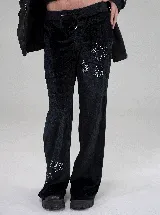 Pantalón de jogging de terciopelo negro con corte slim fit, cintura elástica con cordón ajustable y detalle de estrellas formadas por brillos aplicados en la pierna.
