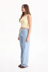 Jean amplio y liviano de color negro, corte wide leg con cintura elastizada y cordón ajustable.