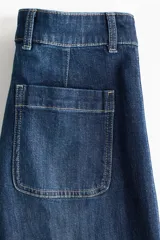 Jeans de tiro alto en denim de algodón con leve stretch, corte wide leg de piernas amplias, bolsillos parche delanteros y raya marcada en el frente.