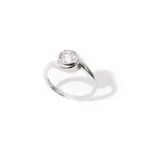 Anillo de plata 925 enchapada en rodio con una circonia engarzada.