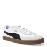 Championes urbanos Puma modelo Club II Era, color negro con detalles en blanco y suela de goma color marrón. Confeccionados en una combinación de cuero y gamuza, presentan el logo de la marca en dorado en el lateral.