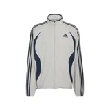 Campera deportiva Adidas Teamgeist de color gris claro con inserciones en azul marino en los costados y las clásicas tres tiras de la marca sobre las mangas. Cuenta con cuello alto, cierre frontal completo y puños elásticos.