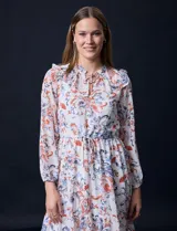 Vestido midi de gasa estampada marca Julia Jordan, con cuello a la base fruncido, escote en V y lazo de ajuste. Cintura con lazo de ajuste, manga larga con puño elastizado y forro interno.