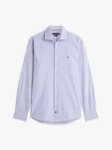 Camisa de Tommy Hilfiger confeccionada en popelín de algodón regenerativo, con diseño de rayas bengal en color celeste y blanco, manga larga y logo bordado en el pecho.
