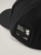 Gorra de béisbol de paño en color azul marino, con etiqueta lateral con logo de la marca.