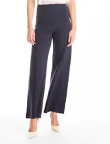 Pantalón palazzo de tiro alto con corte amplio y costuras verticales frontales que estilizan la silueta. Presenta una cintura lisa y estructura fluida.