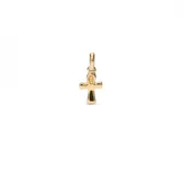 Dije charm de aleación de metales bañados en oro 18k con forma de cruz.