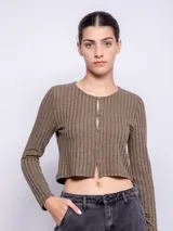 Cárdigan corto azul con textura acanalada, cuello redondo y cierre frontal con botones.