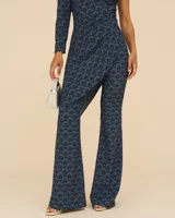 Pantalón de fiesta con estampado de abanicos en tonos azules y negros, de tiro alto y corte acampanado.