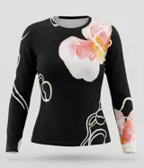 Remera de manga larga negra con estampado floral y líneas abstractas blancas, confeccionada en algodón elastizado.