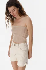 Top strapless color beige de tejido acanalado.