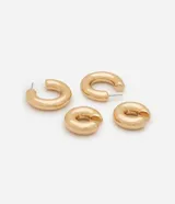 Set de accesorios compuesto por un par de aros tipo argolla y un par de ear cuffs, con diseño grueso y acabado en tono dorado.