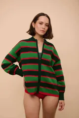 Campera de punto con cierre frontal, diseño de rayas horizontales en tonos verde, verde oscuro y rojo, y textura ondulada en el tejido.