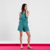 Mono corto color verde agua, sin mangas, con cierre frontal con cremallera, bolsillos en el pecho y cintura ajustable con cordón.