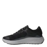 Championes deportivos Umbro de color negro, confeccionados en tejido textil y sintético. Presentan un diseño con cordones, entresuela gris de amortiguación y logo de la marca en el lateral y la lengüeta.