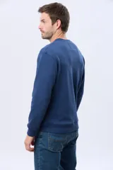 Buzo deportivo de cuello redondo con interior en micropolar y logo bordado al tono en el pecho.