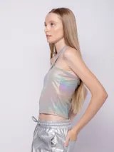 Top sin mangas con diseño cut-out en el escote y detalle de tiras cruzadas en el cuello. Confeccionado en tejido con acabado metalizado iridiscente.