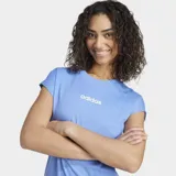 Remera de algodón color azul claro, con cuello redondo y logo de la marca estampado en el centro del pecho.