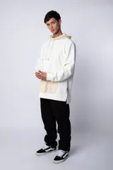 Buzo canguro blanco con capucha forrada en beige y bolsillo tipo parche color beige. Estampa con logo en el pecho.