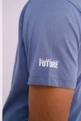 Remera de manga corta color celeste con logo estampado en la manga.