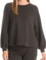 Buzo de corte holgado con sisa raglán y mangas largas con puños ajustados. Presenta un estampado sutil de animal print tono sobre tono y escote redondo a la base.