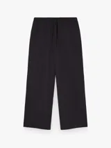 Pantalón negro de corte wide leg, con cintura elástica ajustable mediante cordón y bolsillos frontales.