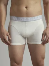 Pack de dos boxers negros de corte trunk con cintura elástica con la marca Benson & Thomas en blanco.