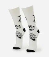 Par de medias de caña larga color blanco, con estampado de personajes de Disney en negro y detalles en puntera y talón en color negro.