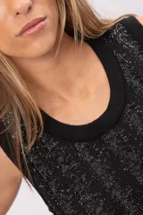 Vestido largo negro con textura brillante, corte recto, cuello redondo y sin mangas.