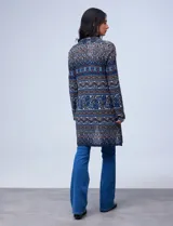 Cardigan largo con estampado floral en tonos azules, marrones y blancos. Diseño plisado y mangas largas.