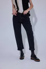 Pantalón de jean con efecto lavado ácido en tono marrón oscuro, de corte recto y tiro medio.