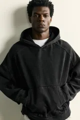 Sudadera con capucha de corte relajado, confeccionada en tejido de algodón con efecto lavado. Presenta manga larga, bolsillo frontal tipo canguro y terminaciones en rib.
