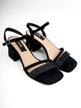 Sandalias de tacón cuadrado color negro, con tiras finas en el empeine y tobillo.