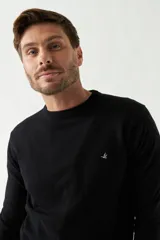 Sweater de punto para hombre con escote redondo, mangas largas y logo bordado en el pecho. Presenta un diseño clásico de calce regular.