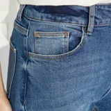 Pantalón de jean azul de corte flare y tiro alto.