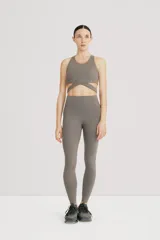 Calza larga color gris topo, de tiro alto y confeccionada en tejido suave y ligero de alta elasticidad.