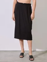 Falda midi verde oliva de modal con pretina elastizada y tajo lateral con botones metálicos.