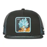 Gorra trucker unisex con visera curva, paneles frontales negros y paneles traseros de malla negra con detalles en celeste. Presenta un parche bordado con el personaje Goku de Dragon Ball Super.